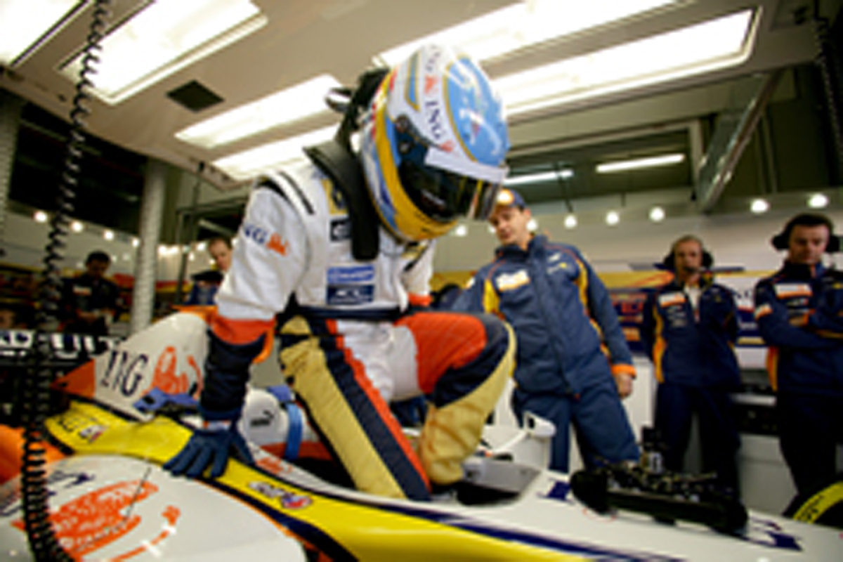 ルノーのレーシングスーツと新しいカラーリングのエルメットでマシンに乗り込むアロンソ ルノーのレーシングスーツと新しいカラーリングのエルメットでマシンに乗り込むアロンソ