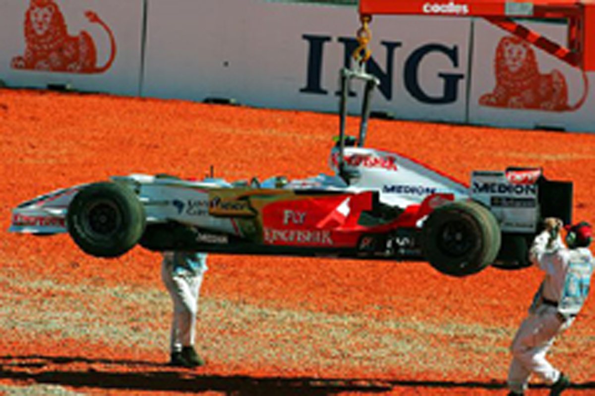 1コーナーでレースを終えたフィジケラ(画像) 1コーナーでレースを終えたフィジケラ(画像)