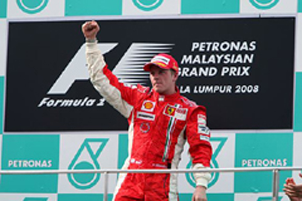 見事な走りでマレーシアGPを制したキミ・ライコネン(画像) 見事な走りでマレーシアGPを制したキミ・ライコネン(画像)