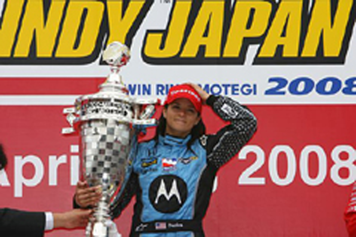 女性ドライバーとしてインディ史上初となる優勝を飾ったダニカ・パトリック 女性ドライバーとしてインディ史上初となる優勝を飾ったダニカ・パトリック
