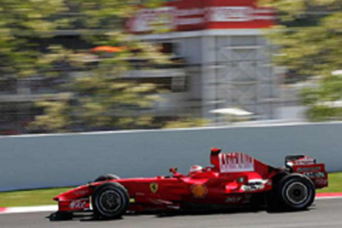 キミ・ライコエンがポールポジション(フェラーリ) キミ・ライコエンがポールポジション(フェラーリ)