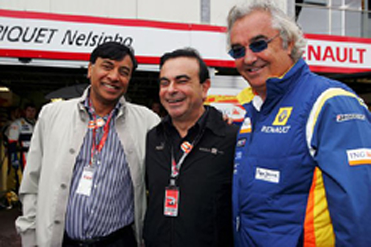 ルノーF1の活動継続を明言したカルロス・ゴーン ルノーF1の活動継続を明言したカルロス・ゴーン