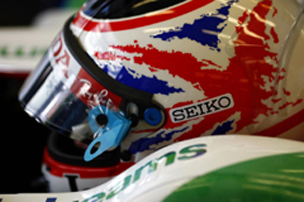 イギリスGPで装着する特別ヘルメットを披露したバトン(画像) イギリスGPで装着する特別ヘルメットを披露したバトン(画像)