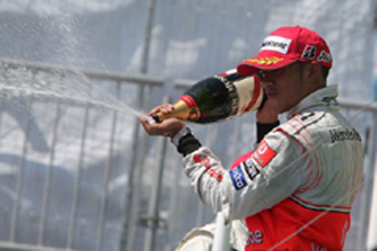 2位表彰台を獲得したルイス・ハミルトン(マクラーレン) 2位表彰台を獲得したルイス・ハミルトン(マクラーレン)