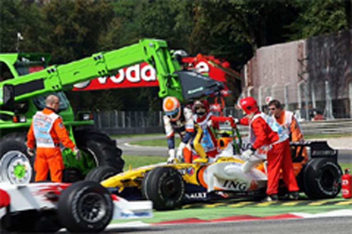 撤去されるピケJr.のマシン(ルノーF1チーム) 撤去されるピケJr.のマシン(ルノーF1チーム)