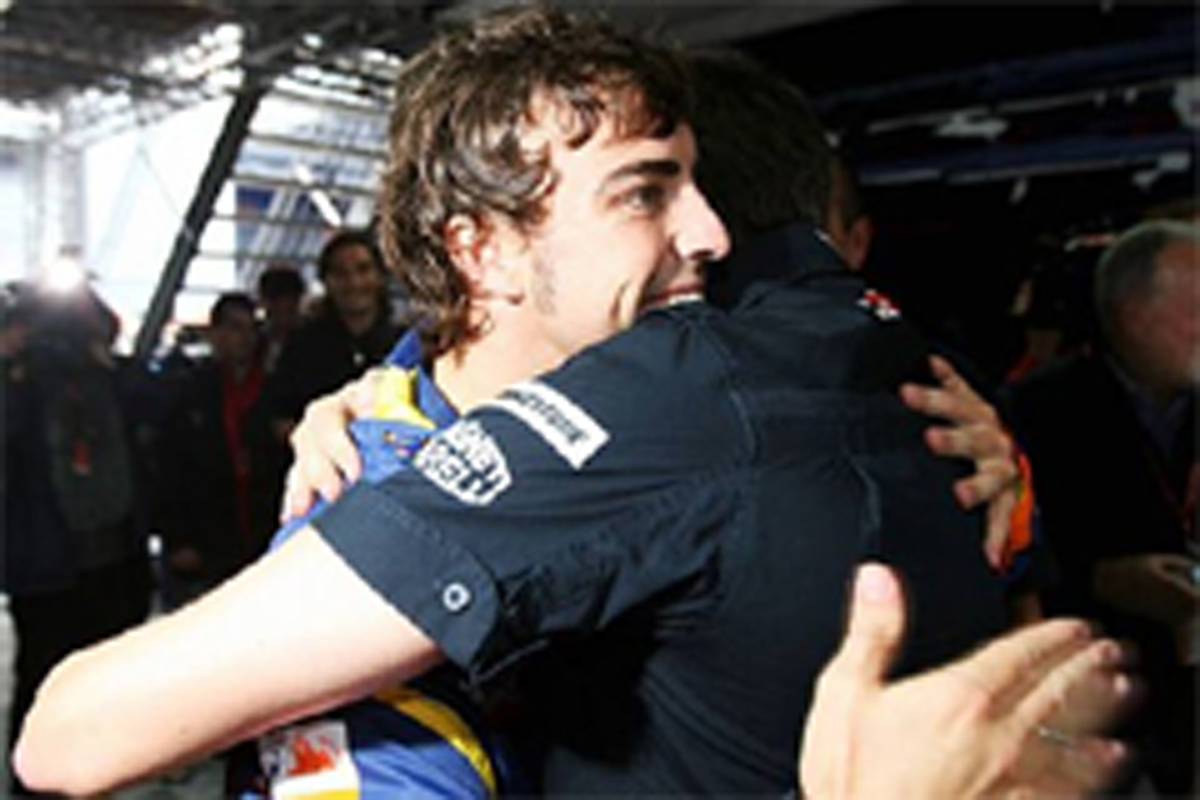 ゲルハルト・ベルガーを祝福するアロンソ(ルノーF1チーム) ゲルハルト・ベルガーを祝福するアロンソ(ルノーF1チーム)