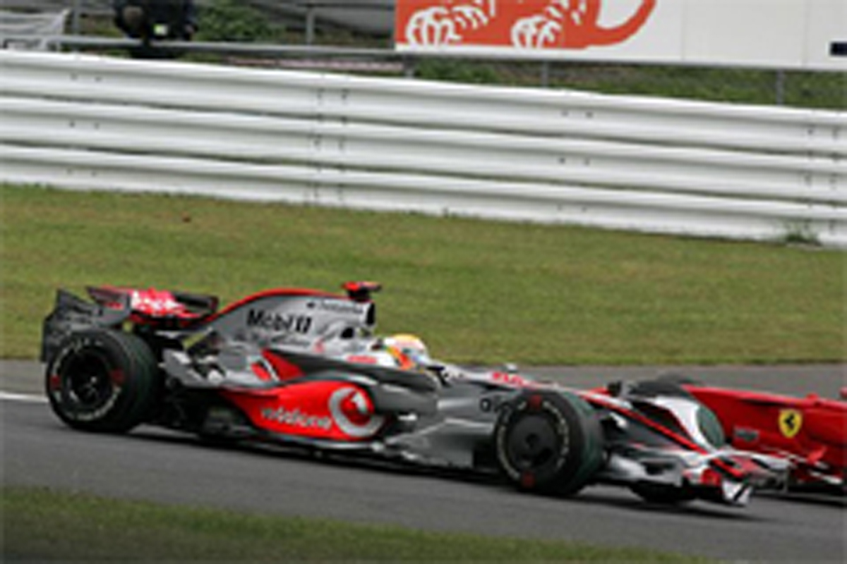マッサと接触しスピンするハミルトン(F1 日本GP) マッサと接触しスピンするハミルトン(F1 日本GP)