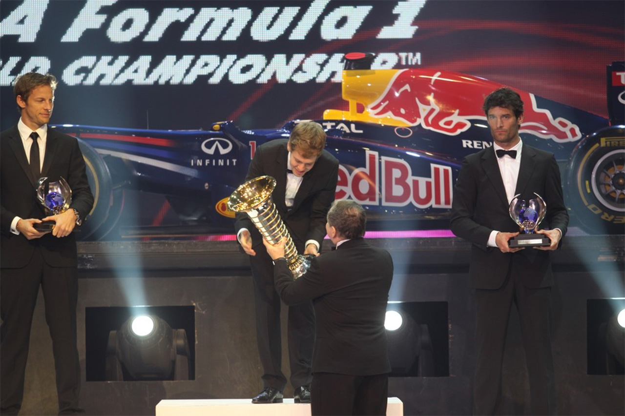 セバスチャン・ベッテル、2011年F1チャンピオンのトロフィーを受け取る