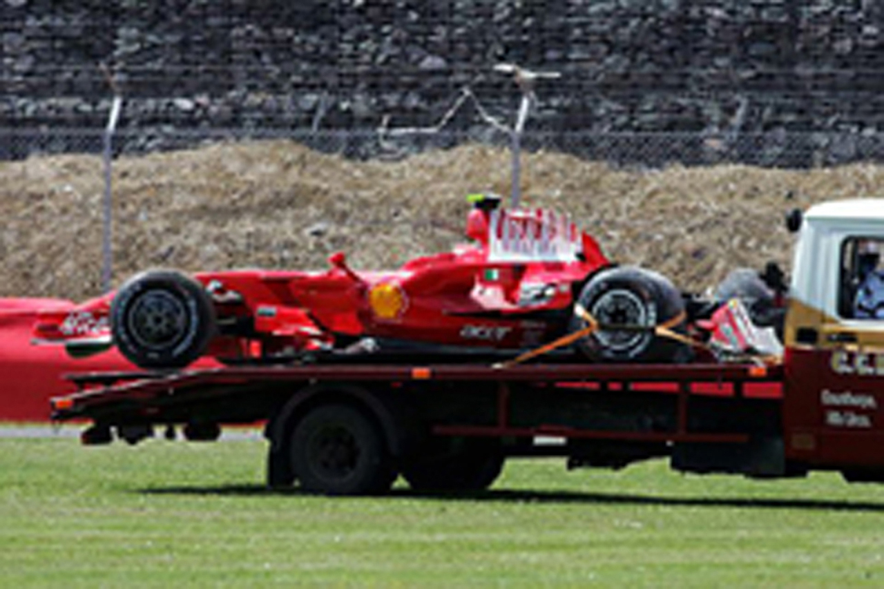 フェラーリ、マッサがクラッシュ（イギリスGP初日）