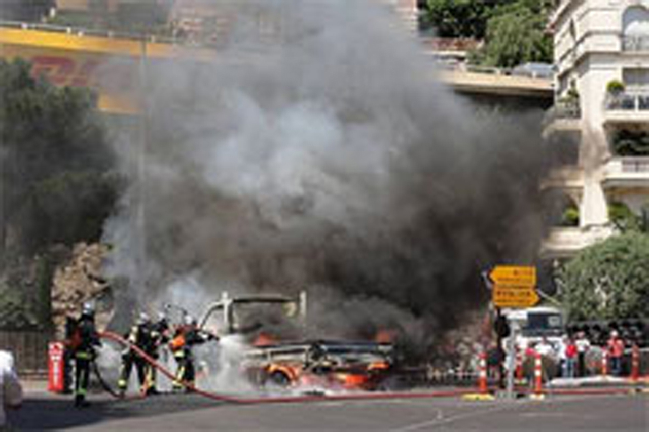 F1モナコGP、トラック火災で路面にダメージ