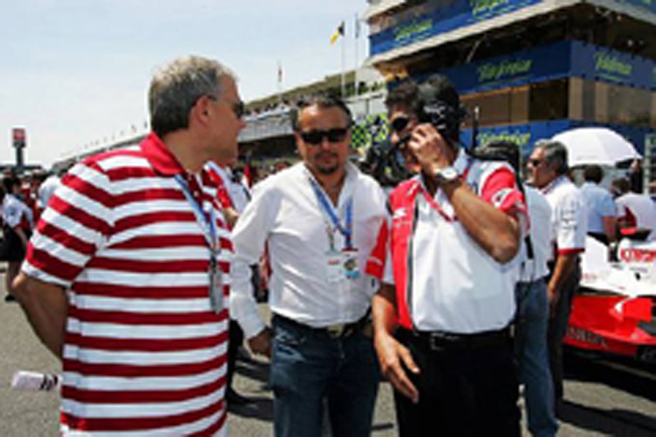 スペインGPで鈴木亜久里と話すフランツ・ヨーゼフ・ヴァイグル（写真中央）