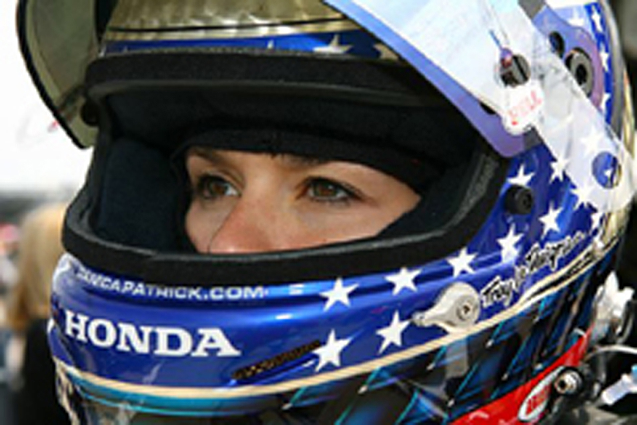 F1での走行に興味をしめすダニカ・パトリック（画像）