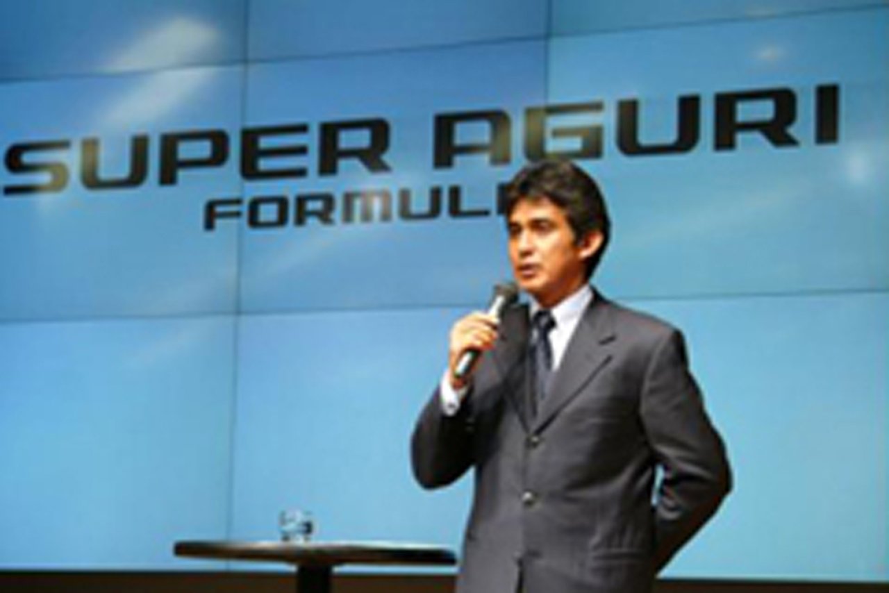 スーパーアグリの参戦を発表する鈴木亜久里（2005年11月1日）
