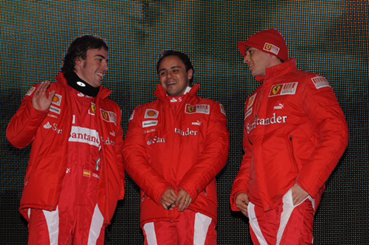 2010年版のレーシングスーツを披露したフェラーリドライバー