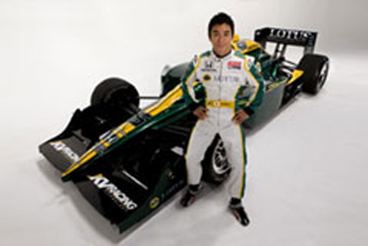 佐藤琢磨、ロータス仕様のレーシングスーツを披露 【 F1-Gate .com 】