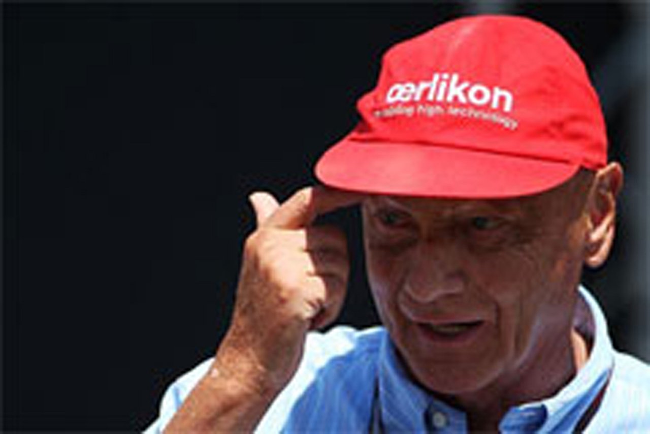 ニキ・ラウダ、有名な赤いキャップのスポンサーを探す 【 F1-Gate .com 】