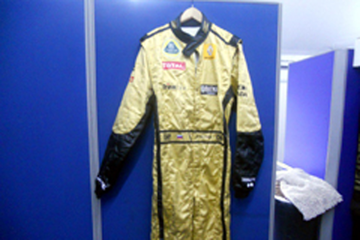 ロータス ルノーgp マレーシアでゴールドのレーシングスーツを着用 F1 Gate Com