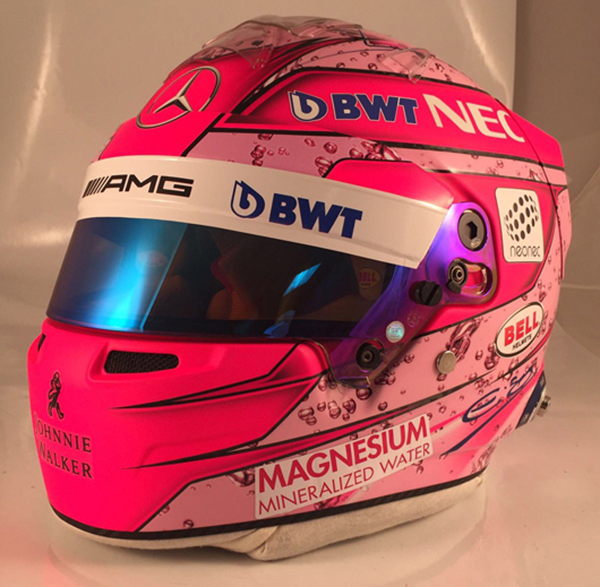 フォース・インディア、F1ドライバーのピンクのヘルメットがお目見え
