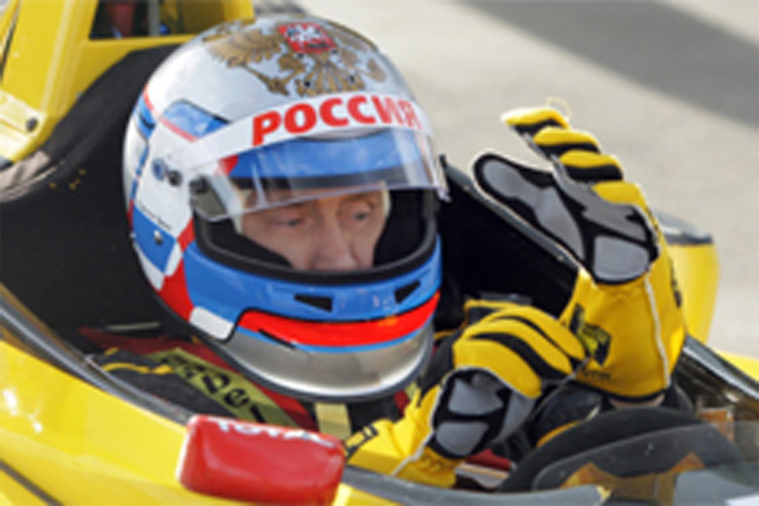プーチン首相、ルノーのフォーミュラカーをドライブ