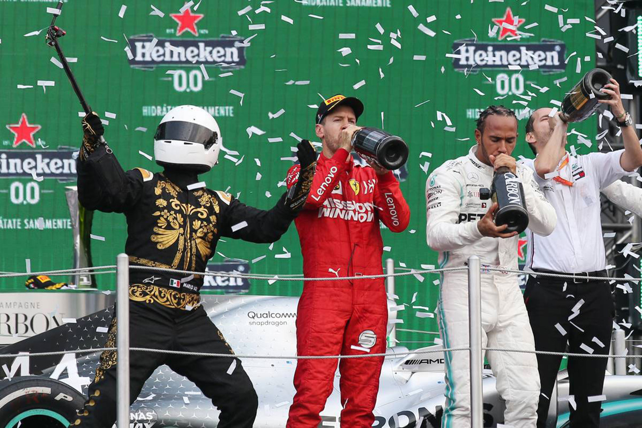 ベッテル、F1メキシコGPの“ダサいトロフィ”と“セルフィー男”に不満