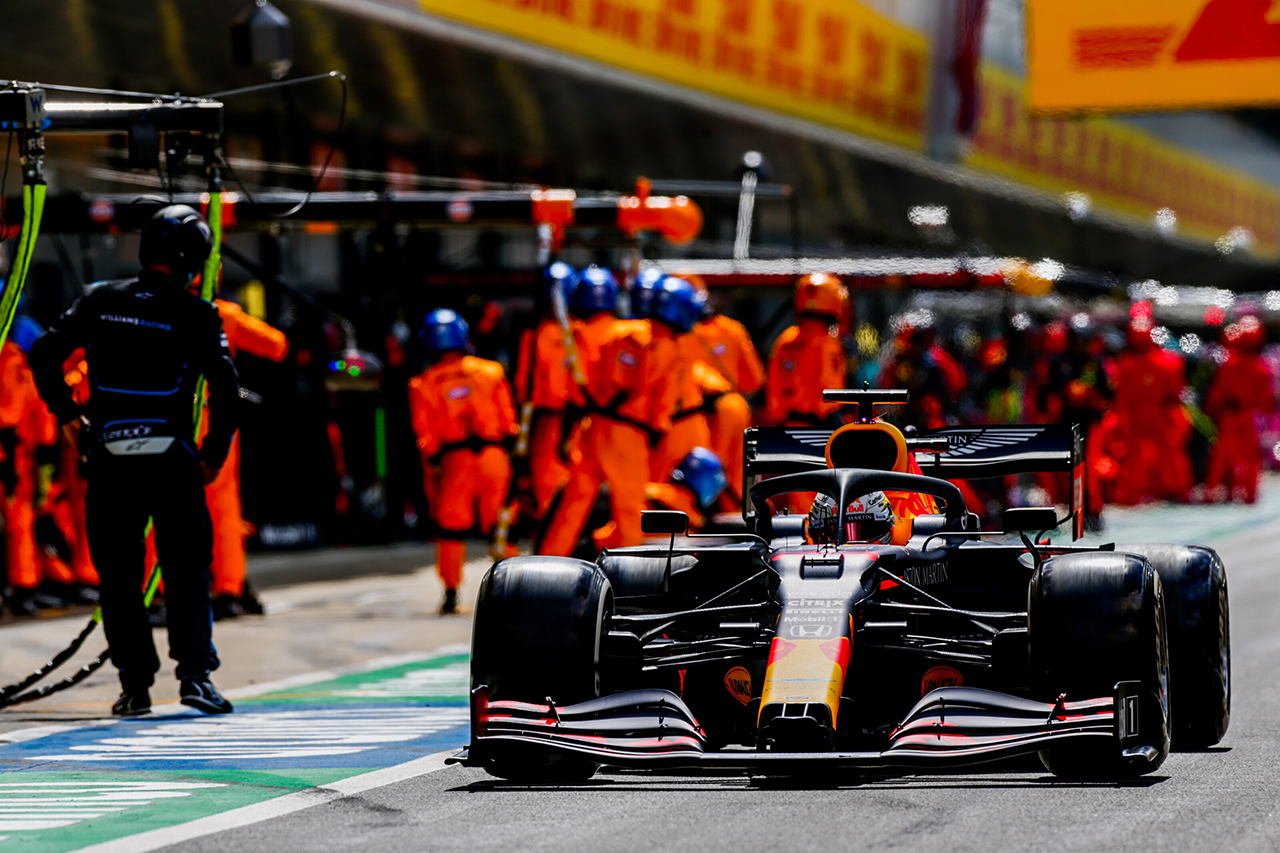 ピレリ 「マックス・フェルスタッペンのタイヤの切り傷はデブリが原因」 / F1イギリスGP 決勝