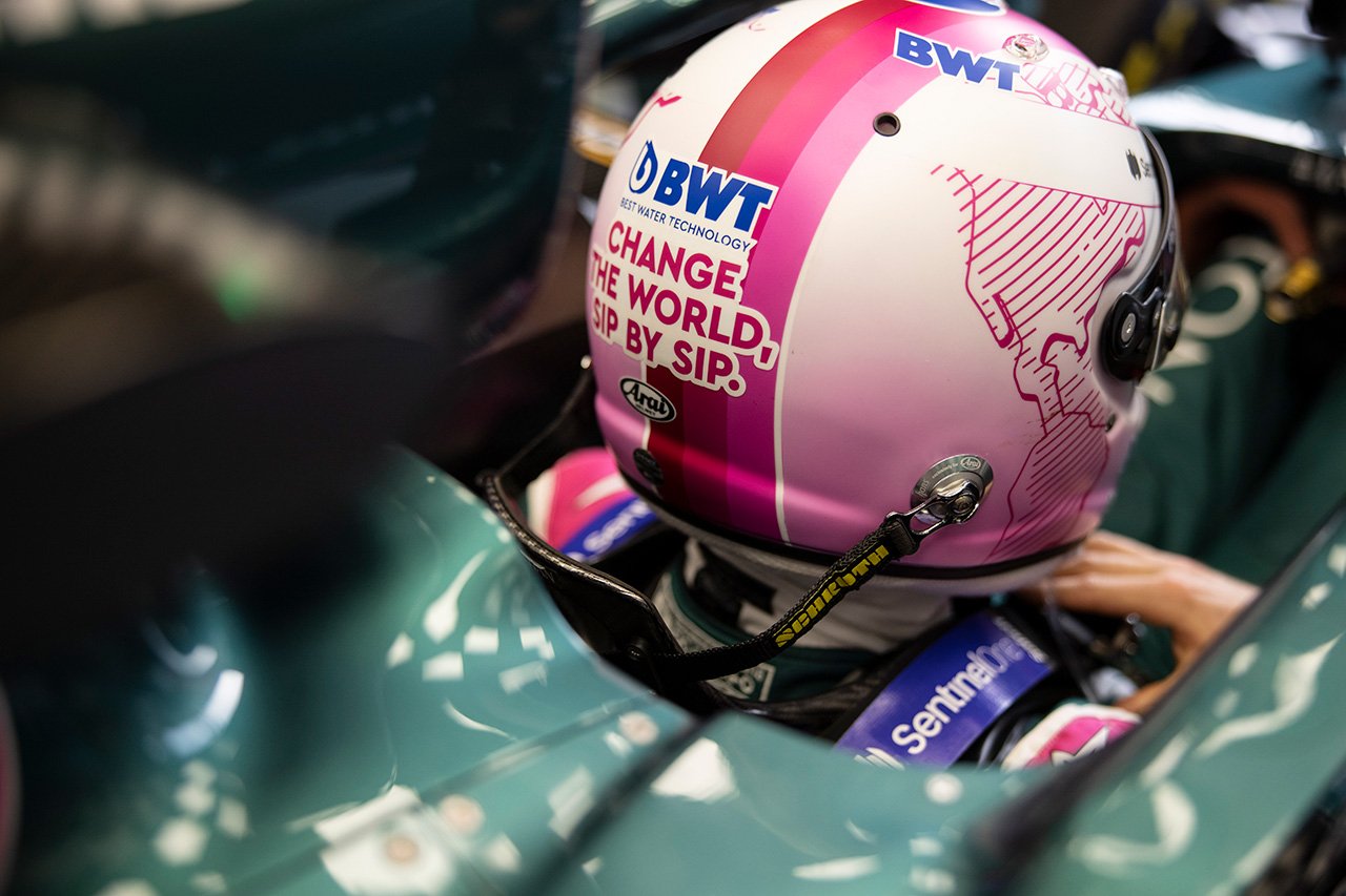 アストンマーティンF1のセバスチャン・ベッテル、ピンクのヘルメットに「プライドは重要ではない」