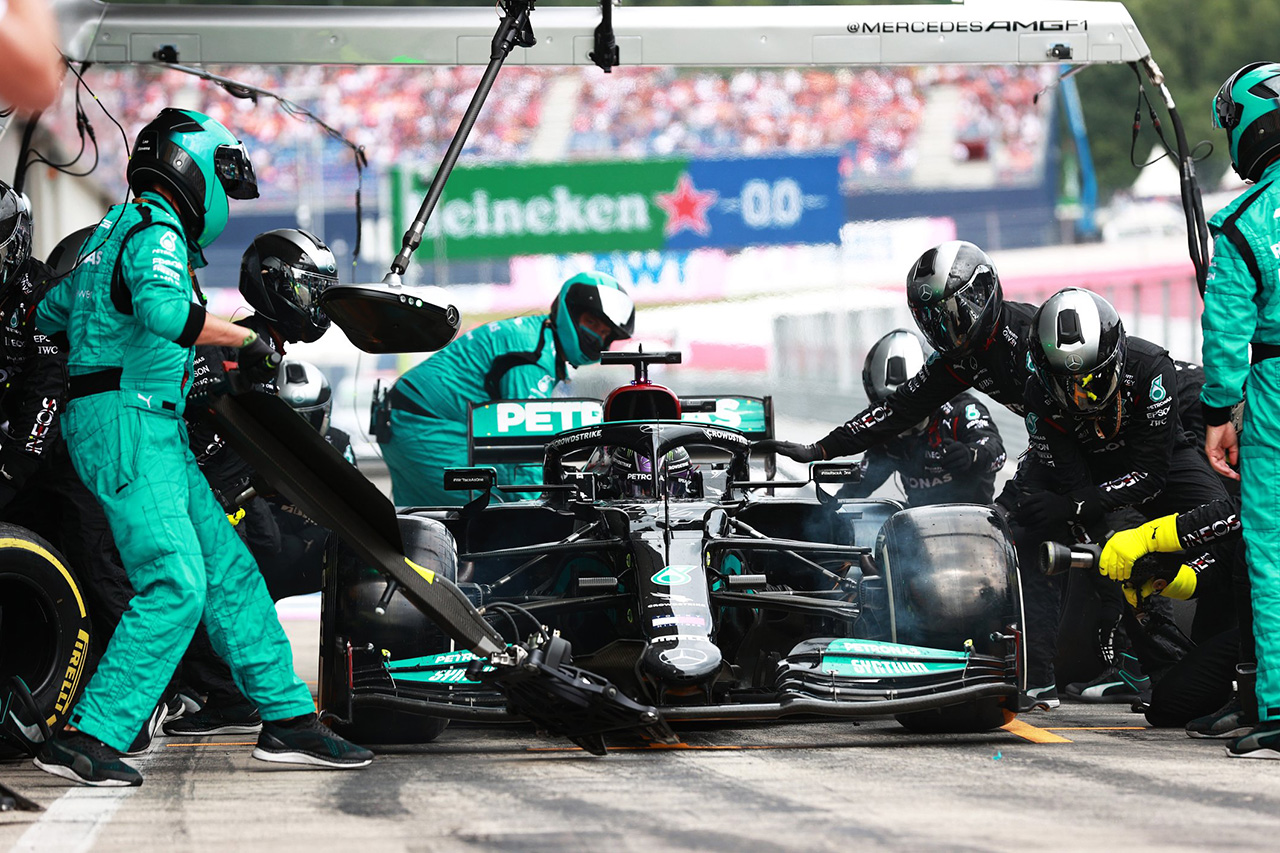 ルイス・ハミルトン、縁石でボディワークを損傷して0.5秒以上のロス / F1オーストリアGP 決勝