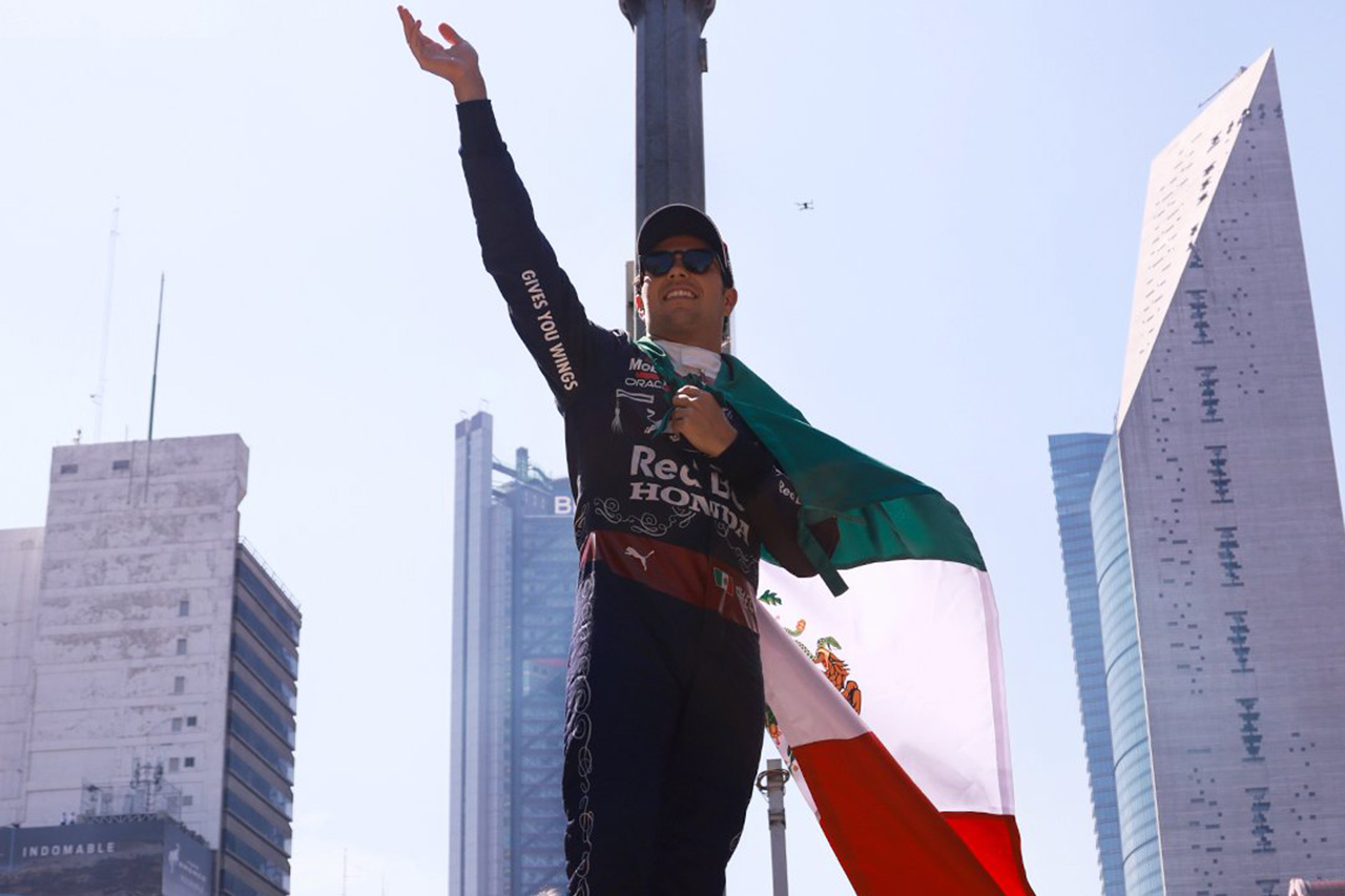 【動画】 セルジオ・ペレス、特別レーシングスーツで母国ショーラン / レッドブル・ホンダ F1メキシコGP イベント