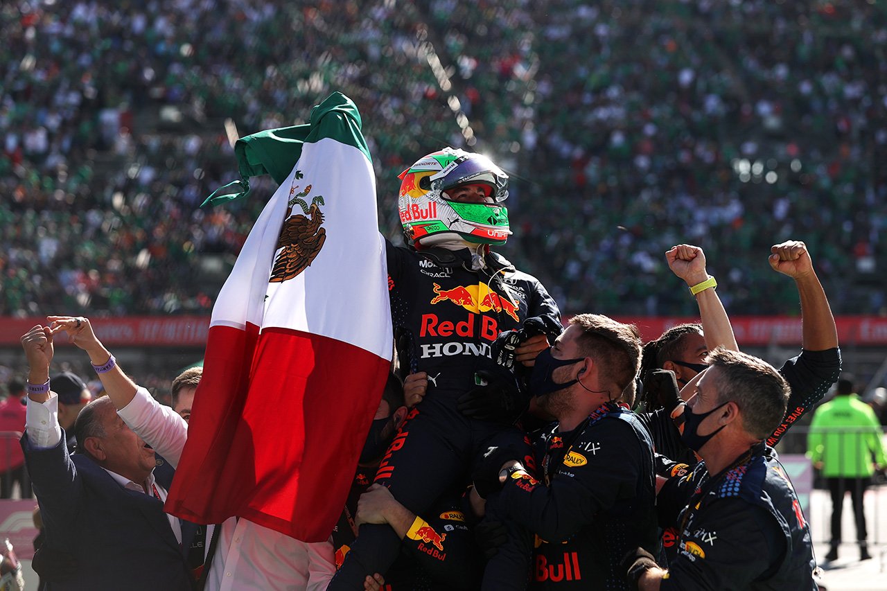 セルジオ・ペレス、3位表彰台 「母国で表彰台に立ててとてもうれしい」 レッドブル・ホンダ F1メキシコGP 決勝