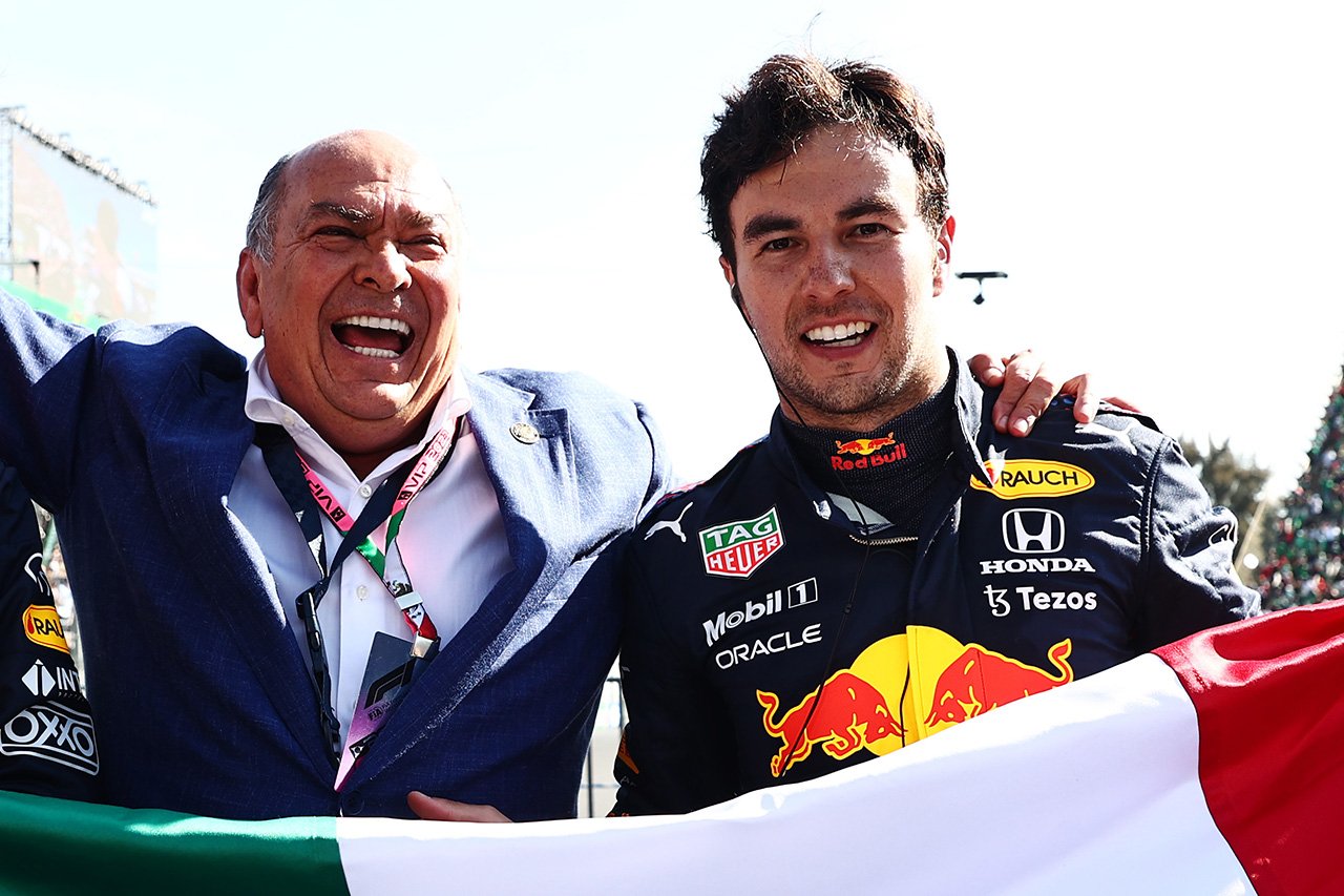 シャルル・ルクレール、父親と歓喜するセルジオ・ペレスに感動的な祝電 / F1メキシコGP