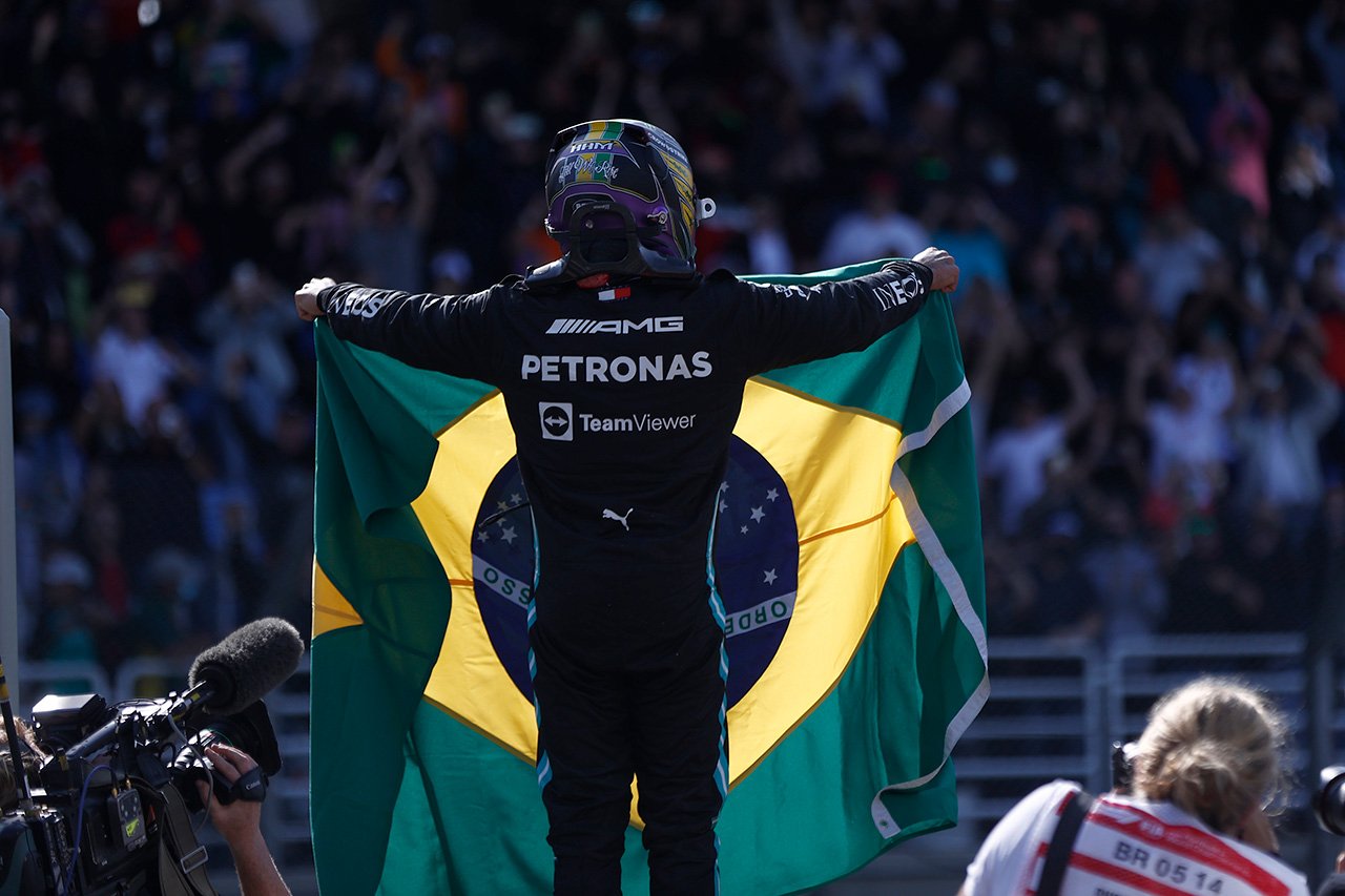「アイルトン・セナが降臨した」 ハミルトンの勝利を国際メディアが称賛 / F1ブラジルGP