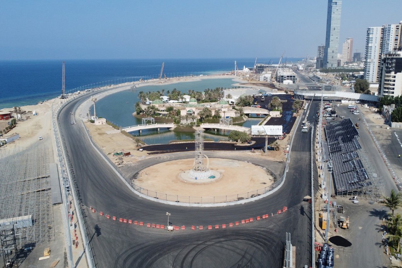 F1サウジアラビアGP、開催まで2週間もいまだサーキットは工事中