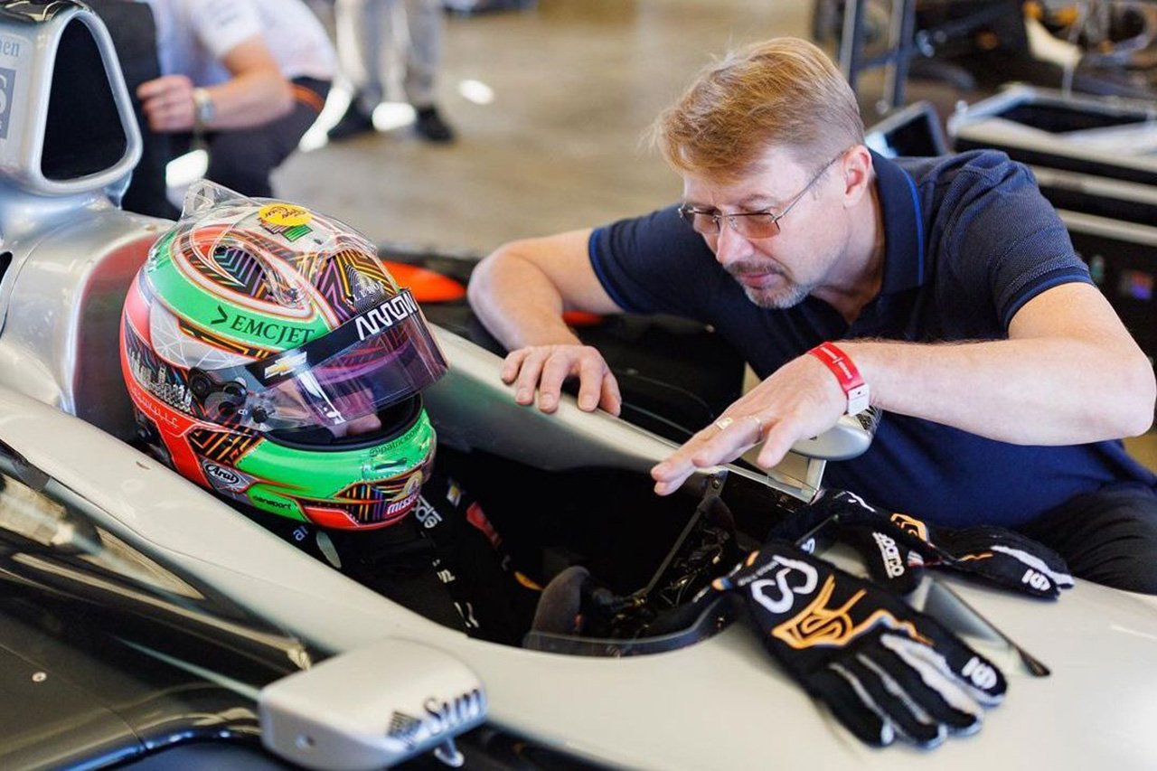 パトリシオ・オワード、マクラーレンMP4/13をラグナ・セカでドライブ。元F1王者ミカ・ハッキネンがサポート