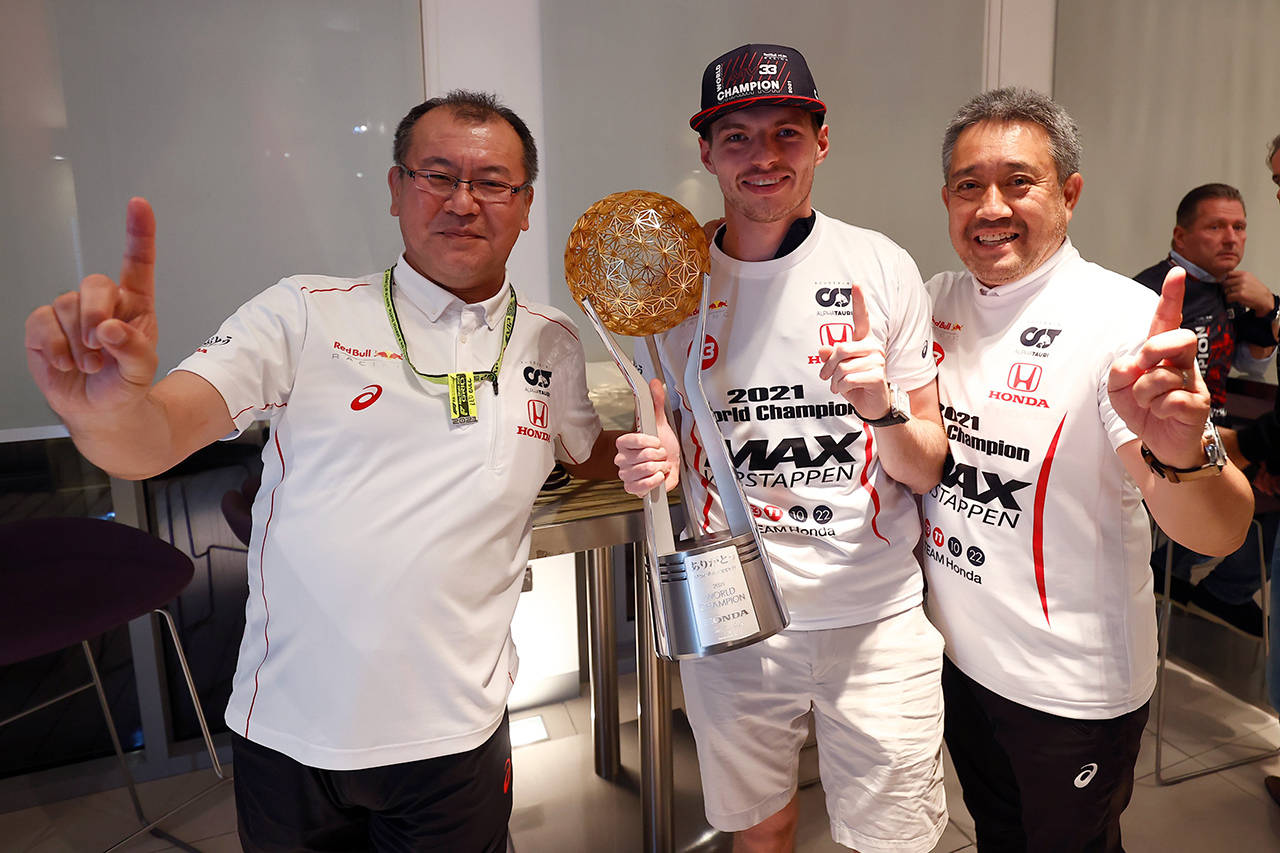 ホンダF1、フェルスタッペンに“幻”のF1日本GP優勝トロフィーを贈呈