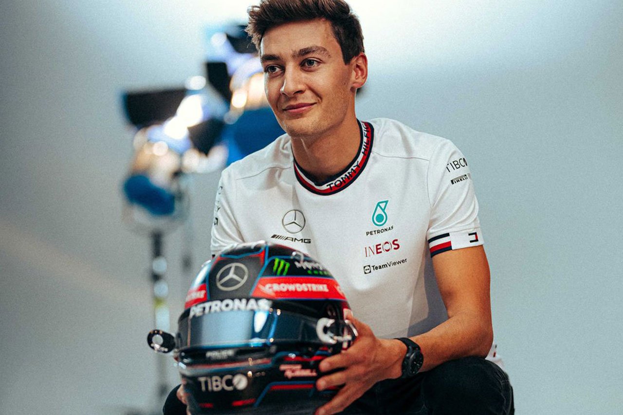 George Russell, a Mercedes F1 member, changed his helmet to black in consideration of Schumacher[F1-Gate .com]