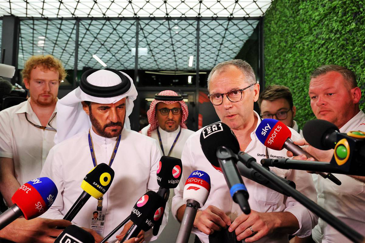 F1チーム、臨時会議でサウジアラビアGPの続行に満場一致で合意…ミサイル攻撃で近郊の石油貯蔵施設が爆発