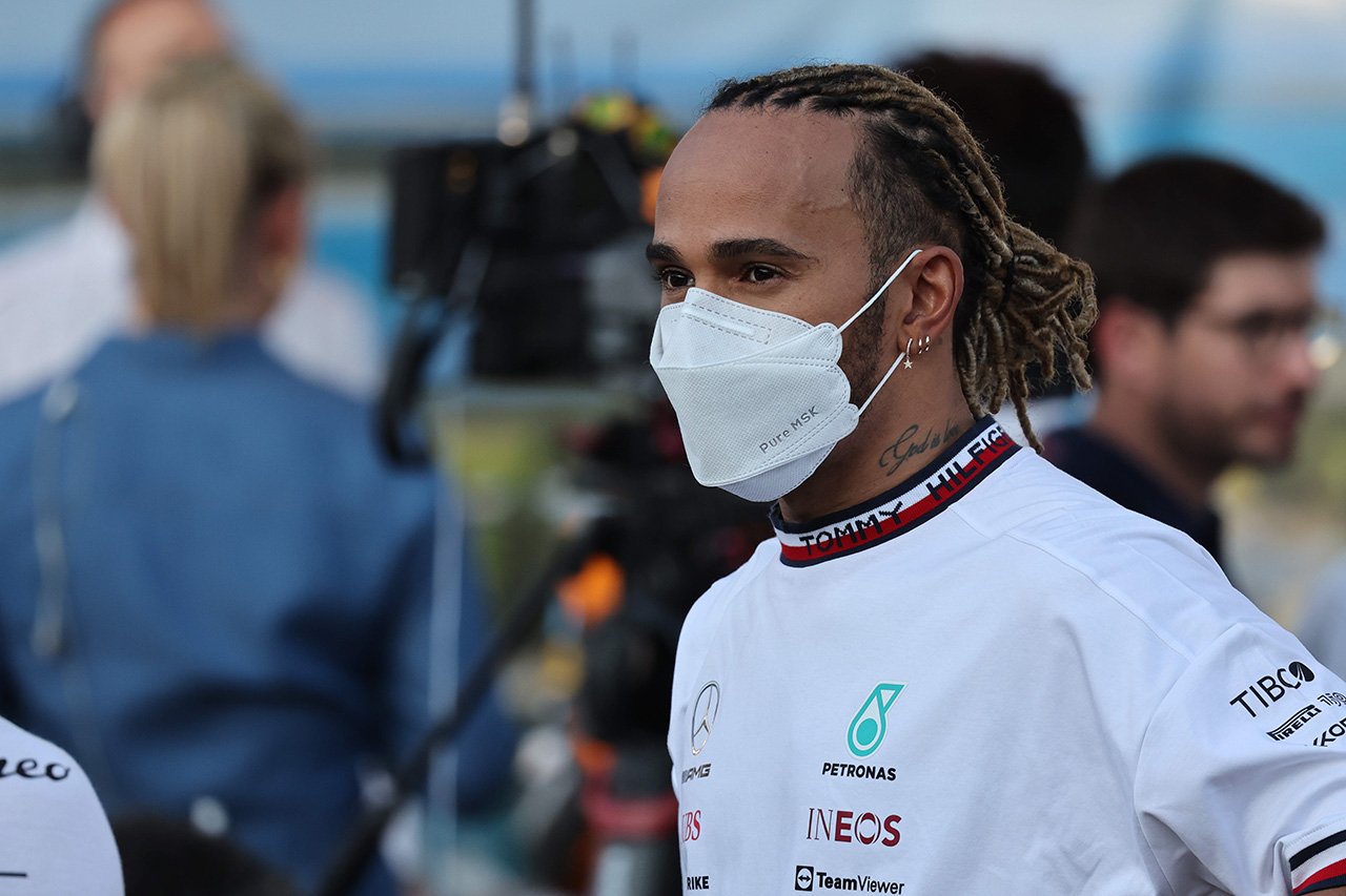 Cuanto mide lewis hamilton