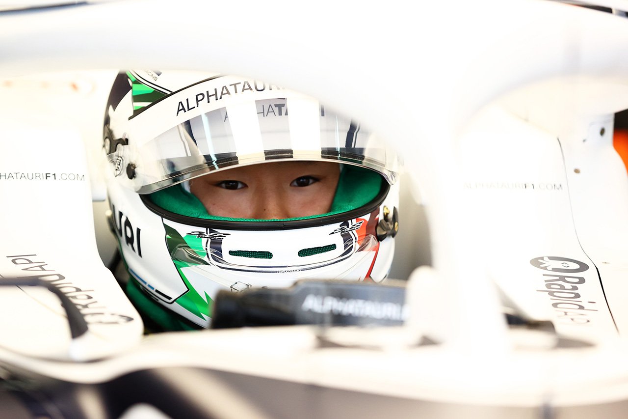 角田裕毅、チームの母国GPでイタリアカラーのスペシャルヘルメット / F1エミリア・ロマーニャGP