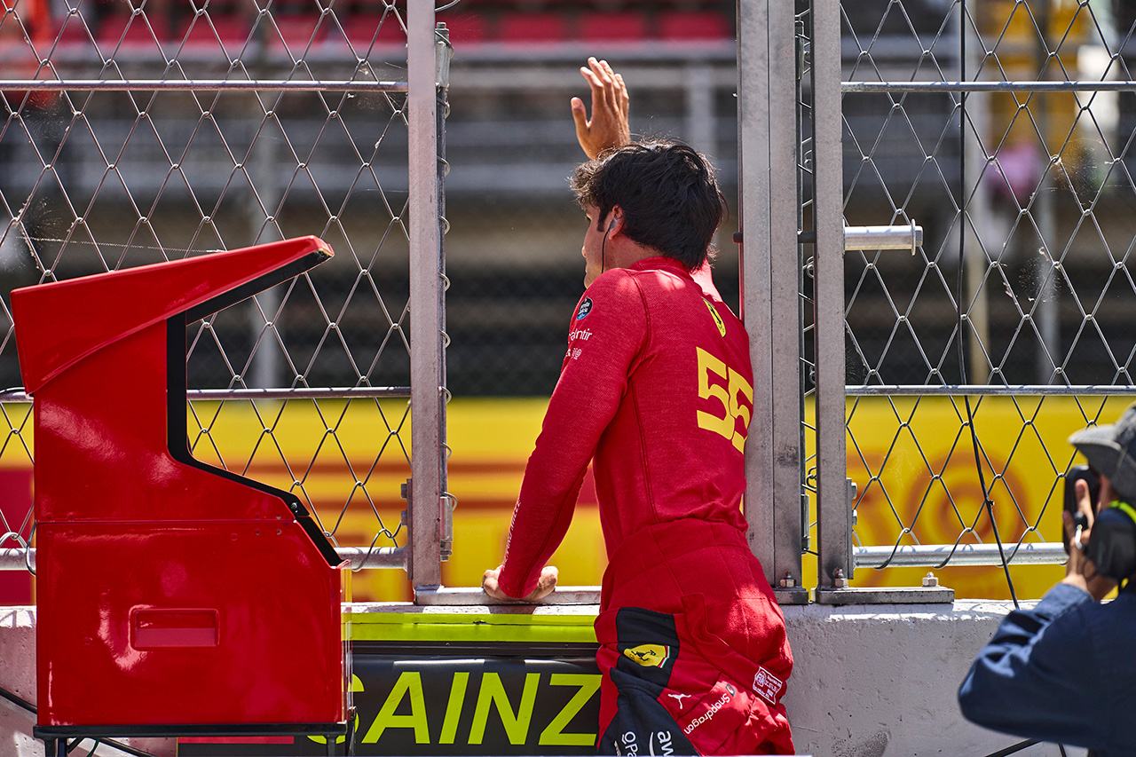 「カルロス・サインツはルクレールのレベルではない」と元F1王者