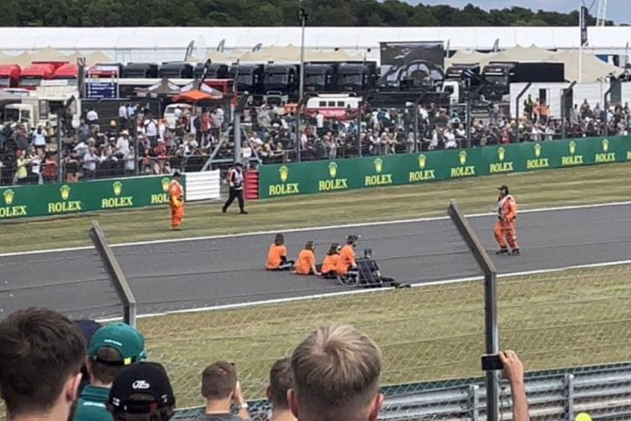 F1イギリスGP：レース中に7人の活動家がコース上に乱入して逮捕
