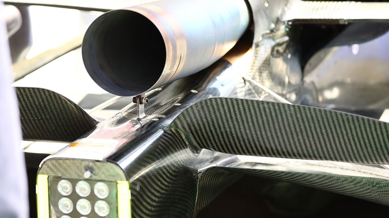 レッドブルF1：F1イギリスGPでは、レッドブルの排気口の上向き角度、ビームウイングの下部エレメント上の気流との相互作用の可能性を示している。その後、チームは上部エレメントを排気口の下に配置した。