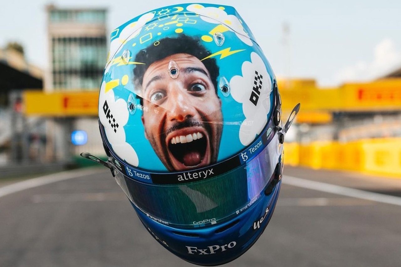 Daniel Ricciardo, special helmet for Valentino Rossi / Italian F1 GP