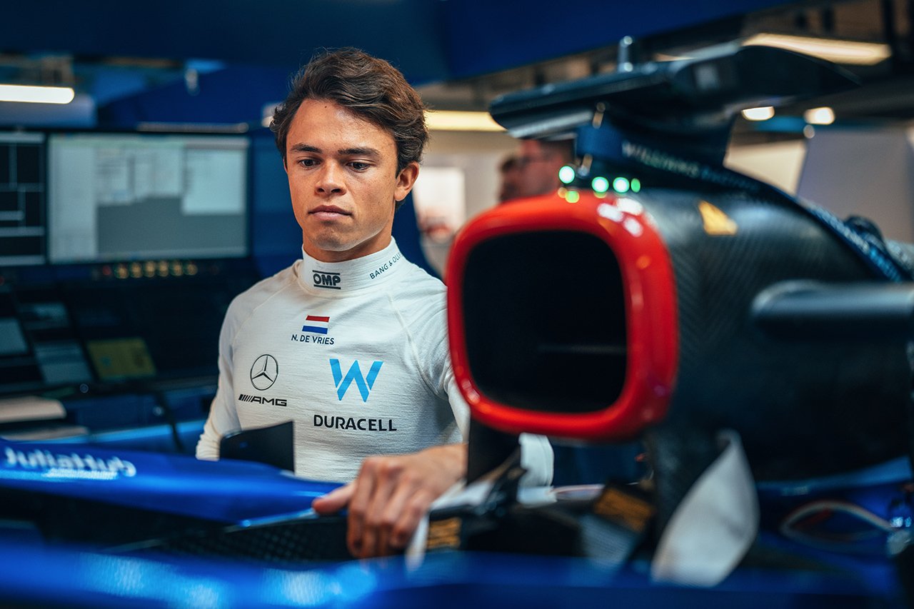 Nick de Vries adjusts his seat for his second Williams F1 appearance