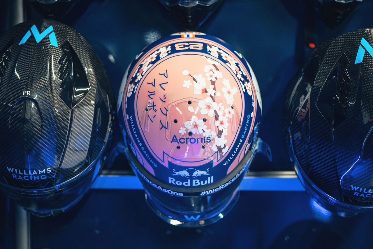 アレクサンダー・アルボン、“桜”ヘルメットを披露「名前これであってる?」 / F1日本GP