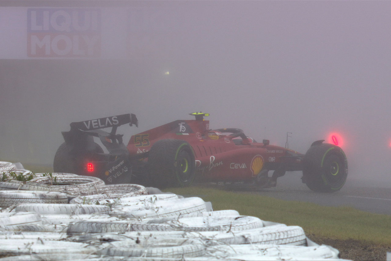 F1日本GP：サインツがクラッシュ。悪天候で3周目に赤旗中断