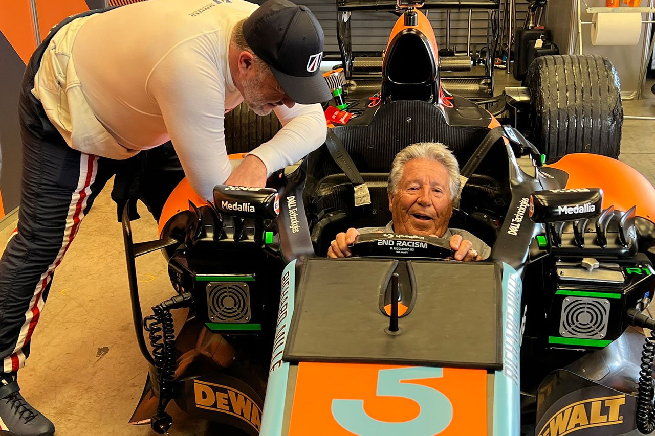 82歳のマリオ・アンドレッティ、マクラーレンの2013年型F1マシンで爆走