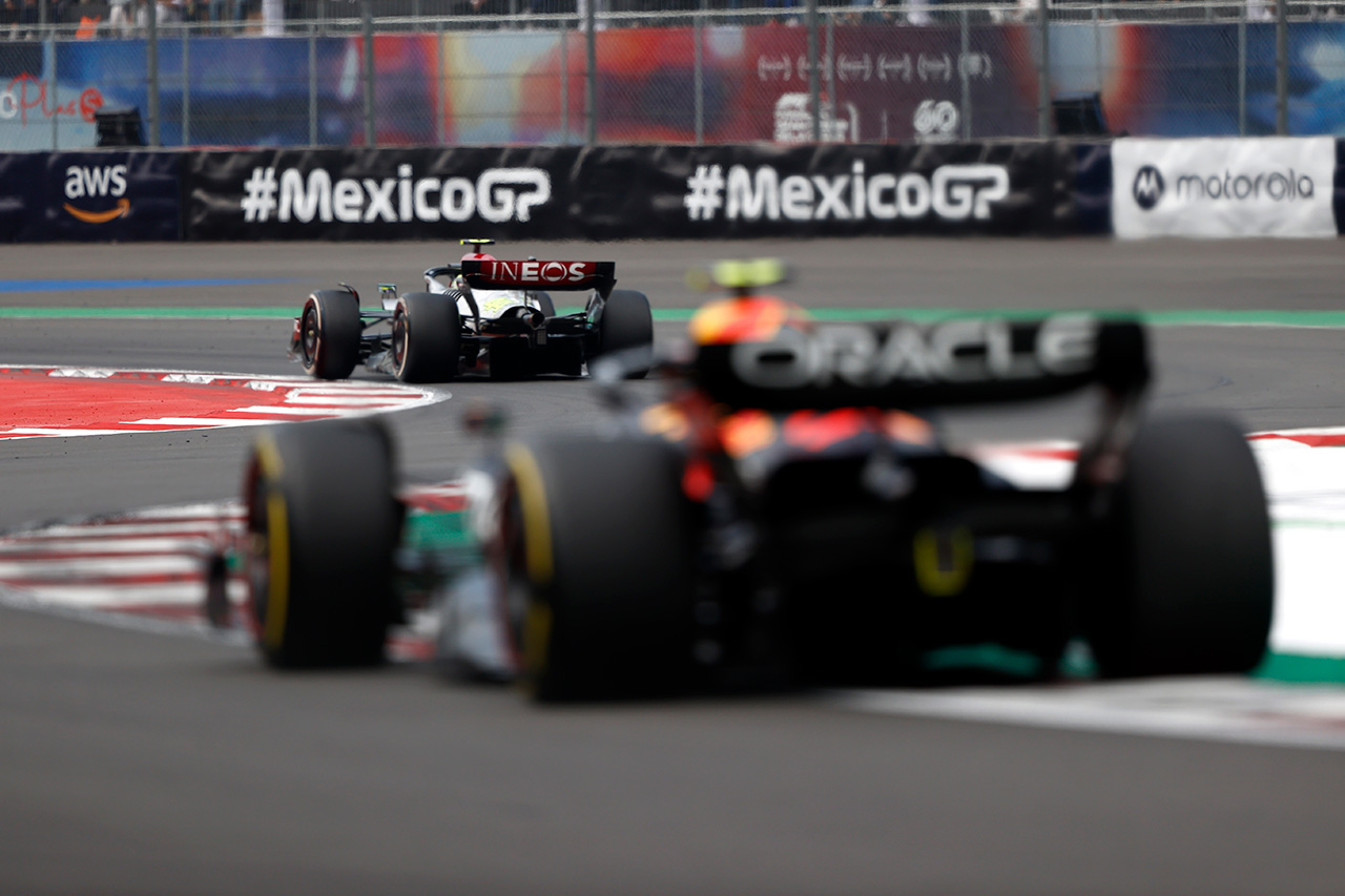 ルイス・ハミルトン 「セルジオ・ペレスの存在がタイヤ戦略の妨げになった」 / F1 メキシコGP