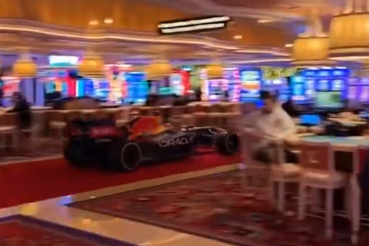 【動画】 レッドブル、ラスベガスのカジノ内でF1マシンのデモ走行