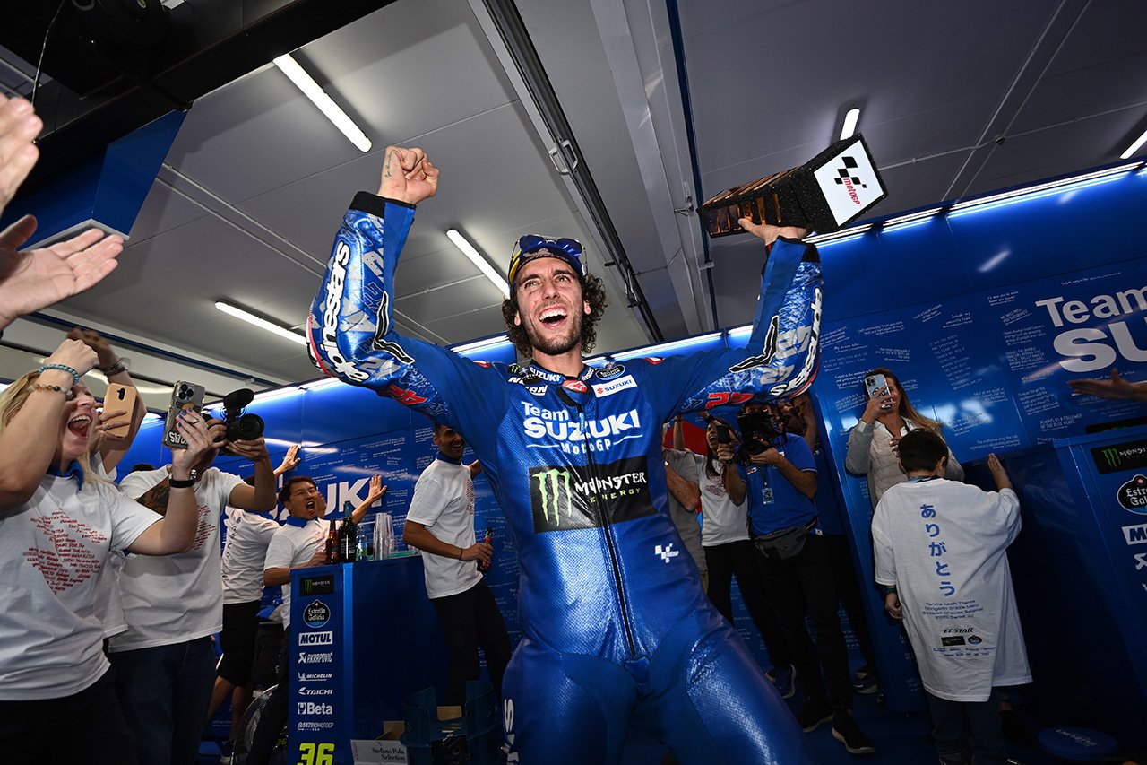スズキ、MotoGPラストレースで勝利を収めて有終の美を飾る