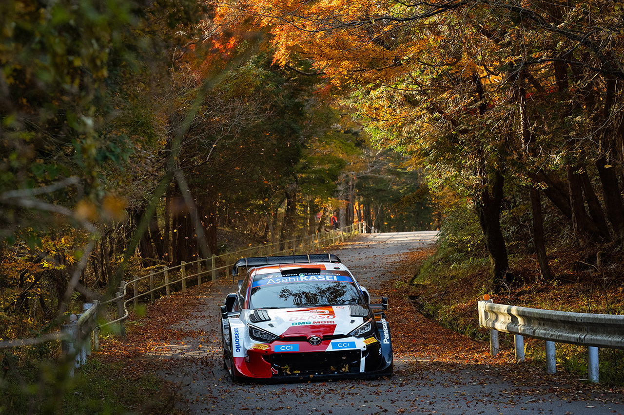 WRCラリージャパン：波乱の展開となった2日目 トヨタのエバンスが首位